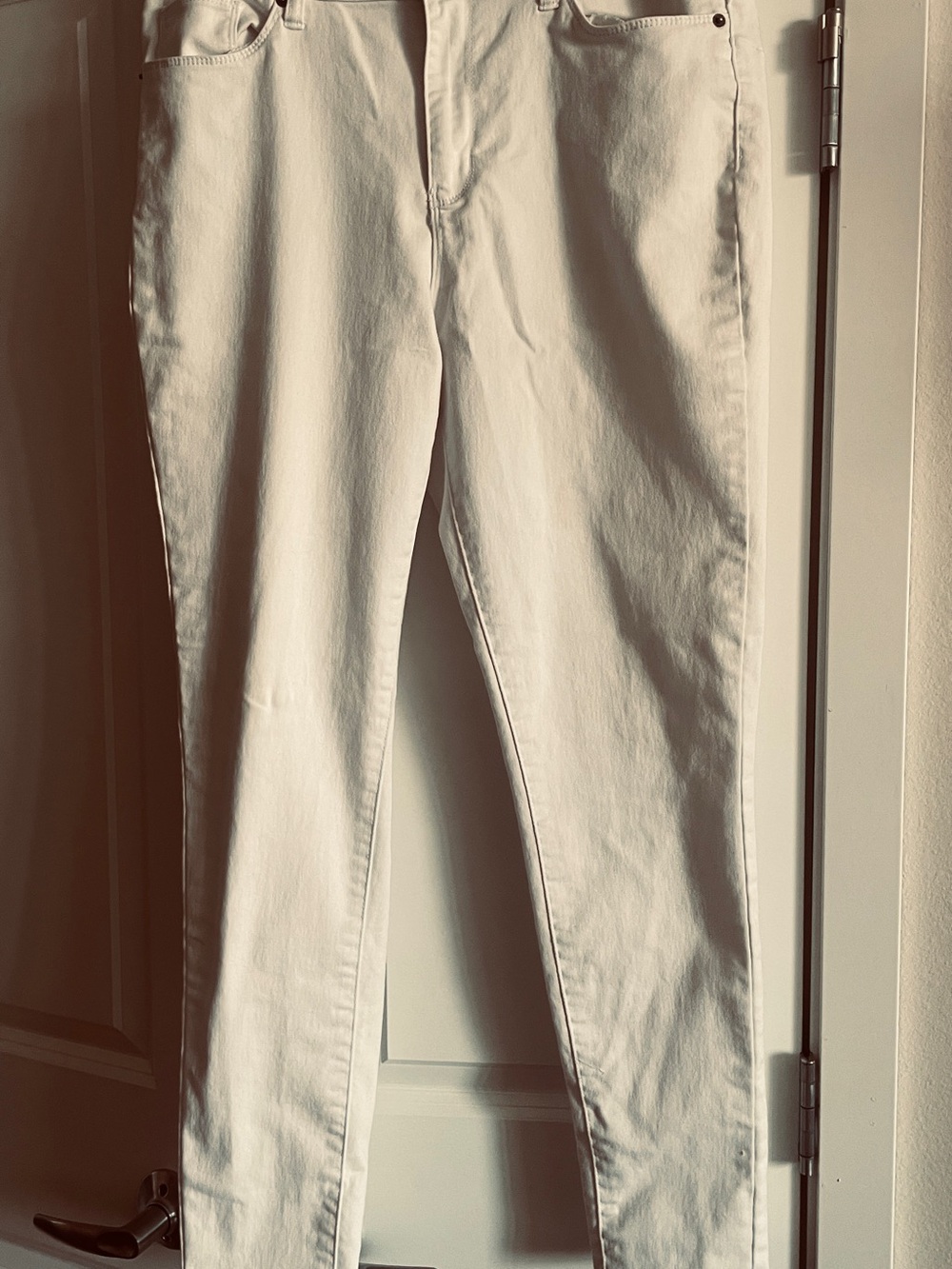Hybrid & Company White High-Rise Jeans Detail